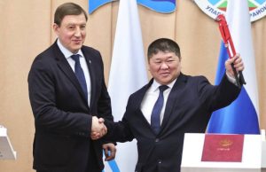 Айдар Акчин вступил в должность главы Улаганского района «Символ работы на земле»: Турчак подарил главе Улаганского района разводной ключ