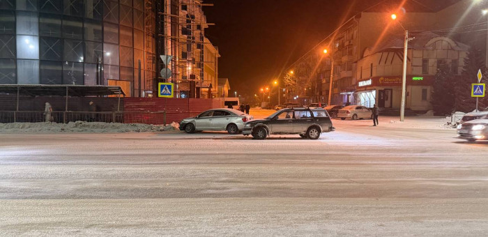 Две «Тойоты» столкнулись на главном проспекте Горно-Алтайска, пострадал виновник ДТП