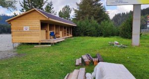 Суд обязал снести объекты на берегу Катуни у памятника Шишкову