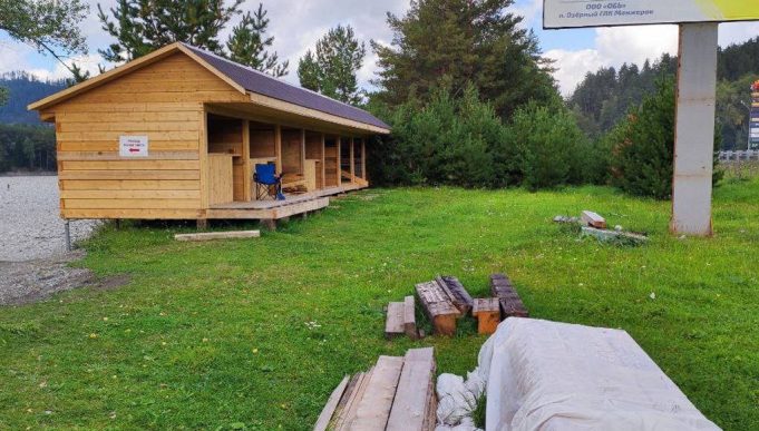 Суд обязал снести объекты на берегу Катуни у памятника Шишкову