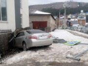 Подробности серьезного ДТП на Мебельной: иномарка влетела в здание СКР Подробности серьезного ДТП на Мебельной: иномарка влетела в здание СКР