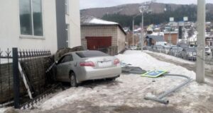 Подробности серьезного ДТП на Мебельной: иномарка влетела в здание СКР