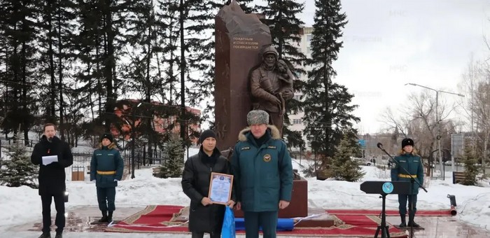 Памятник пожарным и спасателям открыли в Горно-Алтайске
