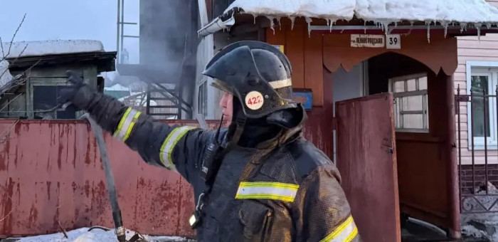 Пожар в Горно-Алтайске: горел двухэтажный жилой дом