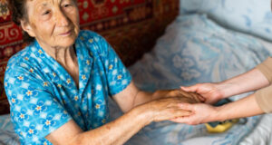 В Майминском районе развивают систему долговременного ухода за немощными людьми