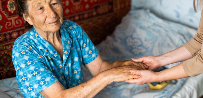 В Майминском районе развивают систему долговременного ухода за немощными людьми