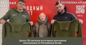 «Серебряный» волонтер из Горно-Алтайска связала почти 40 свитеров для бойцов СВО