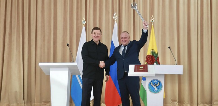 Игорь Русских вступил в должность главы Чойского района и тоже получил разводной ключ