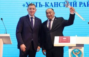 Андрей Турчак вручил еще один разводной ключ – главе Усть-Канского района