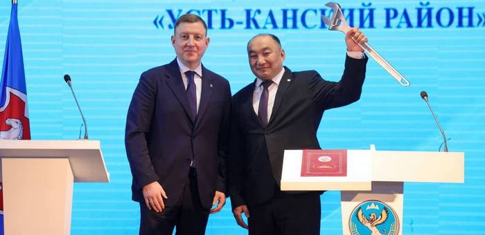 Андрей Турчак вручил еще один разводной ключ – главе Усть-Канского района