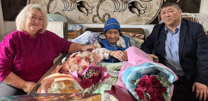 Труженицу тыла из Улаганского района поздравили со столетием