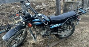 Мотоцикл влетел в УАЗ в Балыкче, пострадали двое подростков
