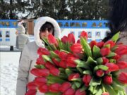 «Самая красивая женщина стоит за вами»: как «Новые люди» поздравили жительниц Горно-Алтайска с 8 Марта AgADD40AAi41YEk