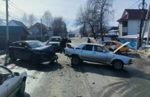 Автоледи устроила ДТП с тремя автомобилями в Горно-Алтайске, пострадала пенсионерка