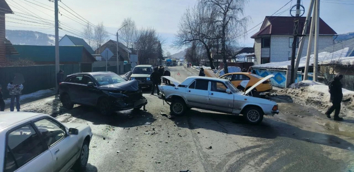 Автоледи устроила ДТП с тремя автомобилями в Горно-Алтайске, пострадала пенсионерка