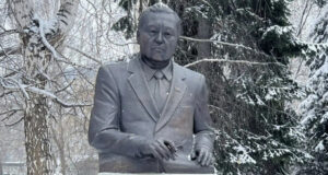 В Горно-Алтайске почтили память Михаила Карамаева