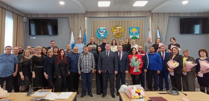 Работников ЖКХ поздравили в Майминском районе