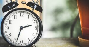 Стало известно, сколько времени жители Алтая тратят на сон