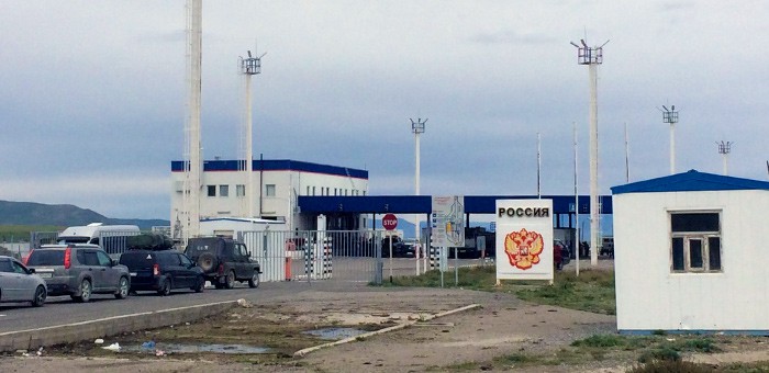 Иностранцев, пытавшихся дать взятку таможеннику, приговорили к миллионному штрафу
