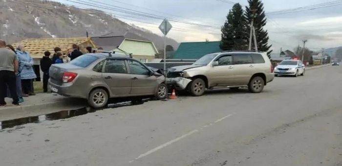 В столкновении «Тойоты» и «Лады» в Горно-Алтайске пострадал шестилетний ребенок