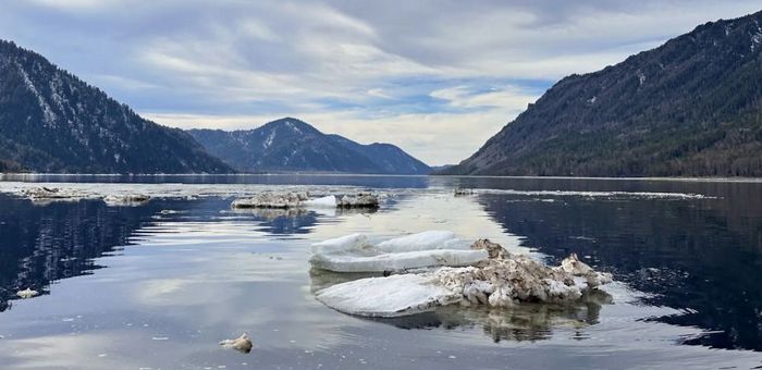 Лёд на Телецком озере стремительно тает
