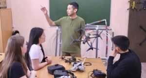Студентов медицинского колледжа учат управлять дронами