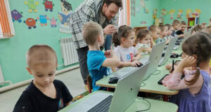 Занятия мобильного «Кванториума» посетили около 500 детей