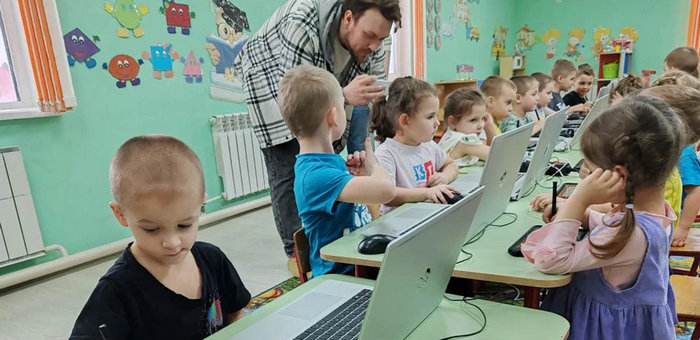 Занятия мобильного «Кванториума» посетили около 500 детей