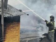 Крупный пожар в Горно-Алтайске: горели хозпостройки и двухэтажный дом Крупный пожар в Горно-Алтайске: горели хозпостройки и двухэтажный дом