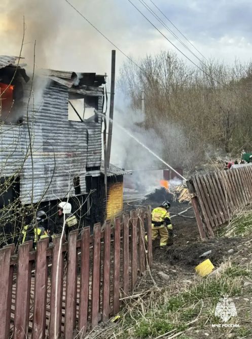 Крупный пожар в Горно-Алтайске: горели хозпостройки и двухэтажный дом 