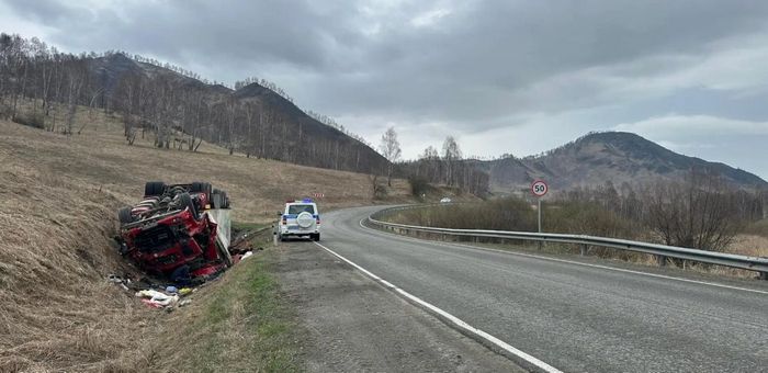 В Шебалинском районе перевернулся тягач, серьезно пострадал житель Монголии