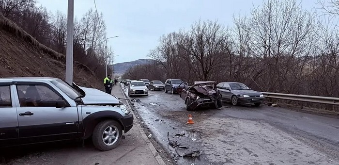 Шесть человек попали в больницу после ДТП в Кызыл-Озеке