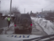 На Алтае задержали водителя, угрожавшего поджечь полицейских (видео) На Алтае задержали водителя, угрожавшего поджечь полицейских