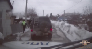 На Алтае задержали водителя, угрожавшего поджечь полицейских