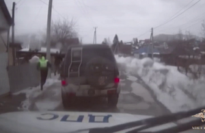 На Алтае задержали водителя, угрожавшего поджечь полицейских