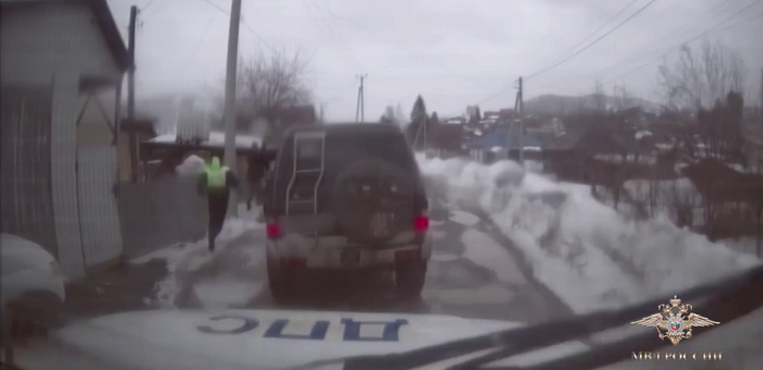 На Алтае задержали водителя, угрожавшего поджечь полицейских (видео)