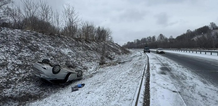 Иномарка слетела с дороги и перевернулась у села Дубровка