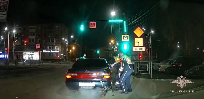 На Алтае задержали пьяного водителя, который протащил госавтоинспектора по асфальту более 300 метров