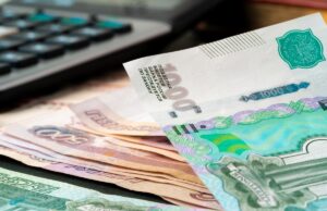 «Добровольно-принудительная» благодарность: как школьные сборы на подарки провоцируют конфликты