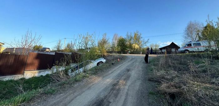 В Горно-Алтайске иномарка слетела с дороги в кювет: женщина-водитель не справилась с управлением
