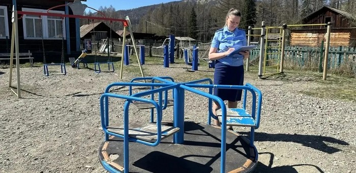 Прокуратура выявила нарушения на детских площадках в Усть-Коксинском районе