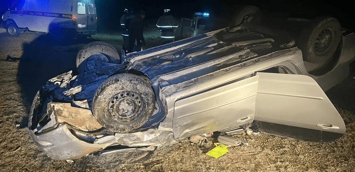 На Чуйском тракте перевернулась иномарка, пострадали два человека