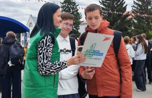 Волонтеры помогают жителям республики принять участие в голосовании за объекты благоустройства