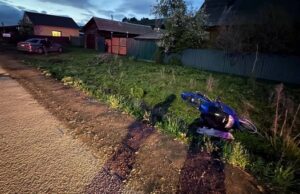 Мотоцикл оказался в кювете: в «пьяном» ДТП пострадали два человека