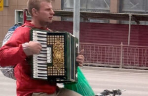 Велосипедист с аккордеоном из Колымы попал в больницу после ДТП на Алтае nga 293259cb