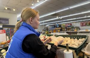Партия рядом: Молодогвардейцы Маймы помогают пожилым жителям микрорайона ГЭС с доставкой продуктов photo 2