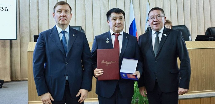Эжер Малчинов удостоен знака отличия «За безупречную службу в Республике Алтай»