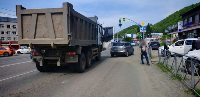 Турист пострадал в ДТП с грузовиком и кроссовером в Майме