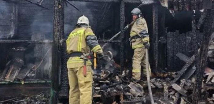 Двухквартирный дом сгорел в Каракокше