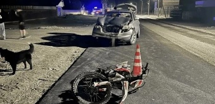 В столкновении иномарки и мотоцикла в Турочаке пострадали два человека